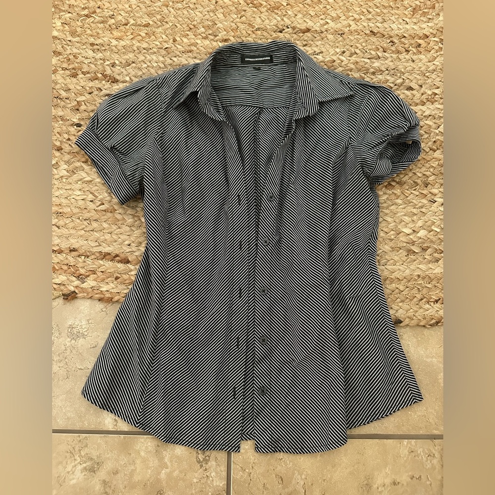BUTTON DOWN SHORT SLEEVE BLOUSE